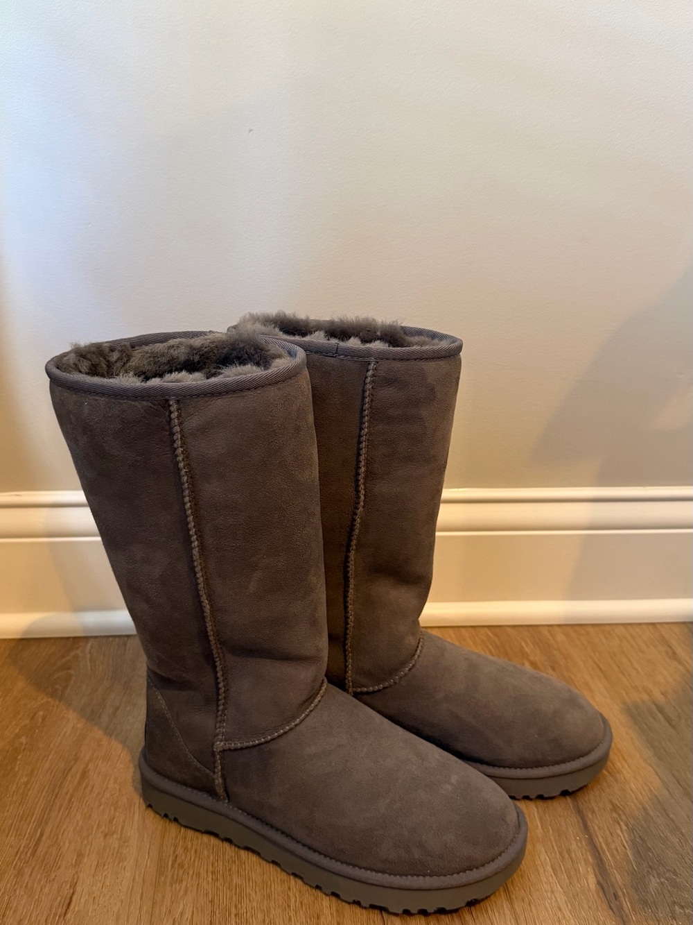 UGG Women’s Classic Tall Gray Suede Shearling Boots Size 8 NEW